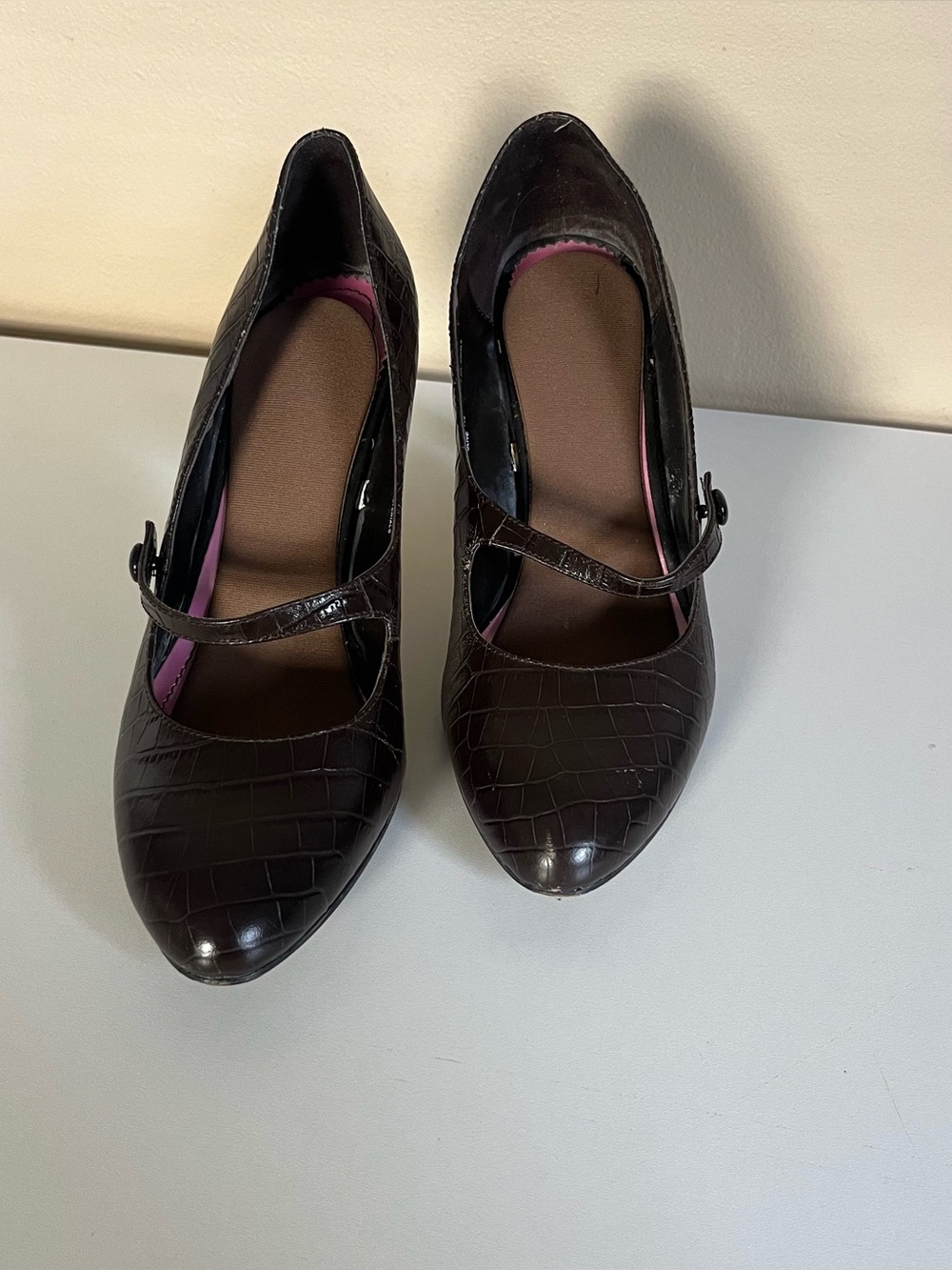 Isaac Mizrahi 100% leather croc print Mary Jane heels with buckle detail, sz 9.5